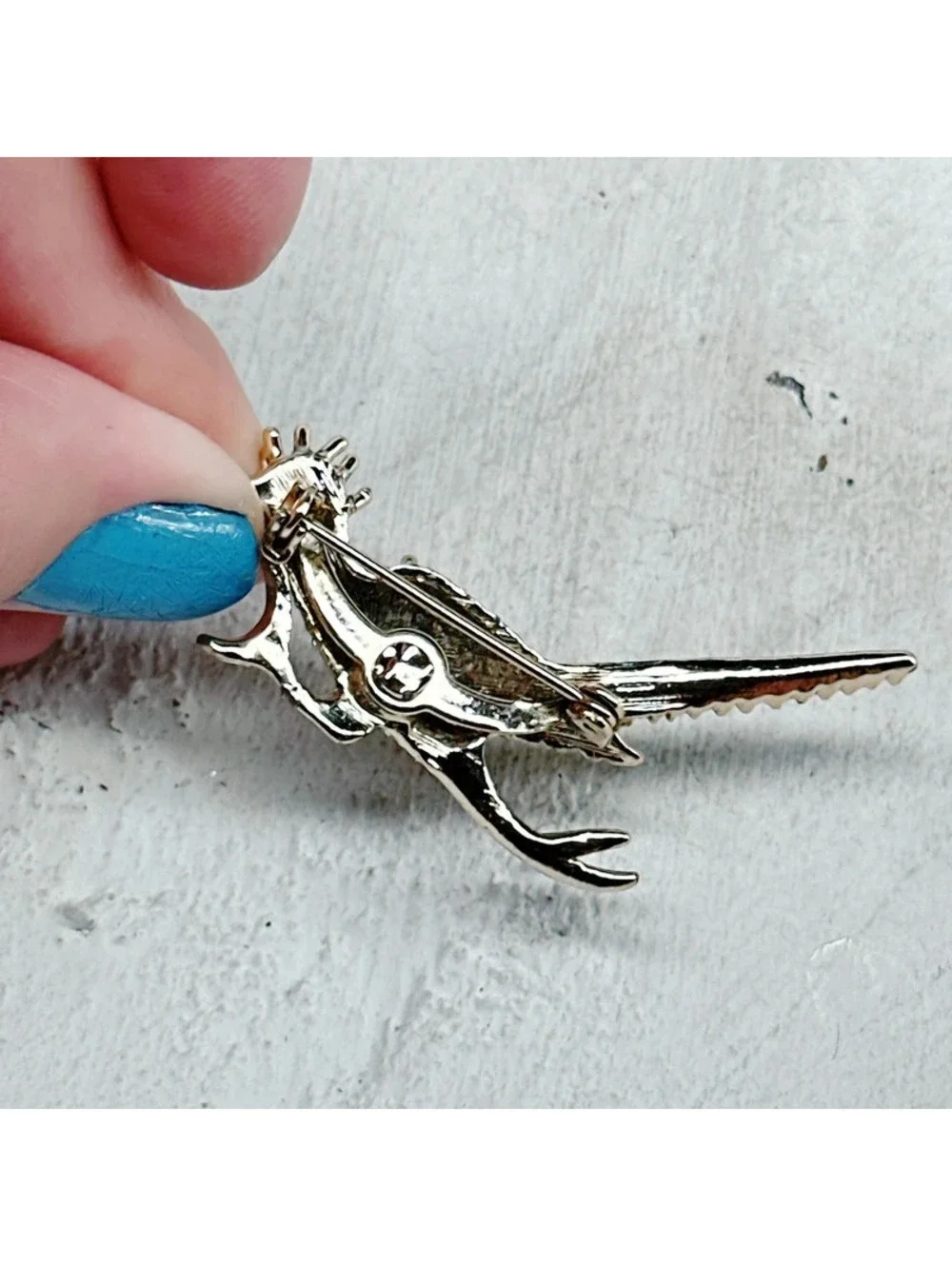 862mc. Goldtone Roadrunner Brooch Preloved